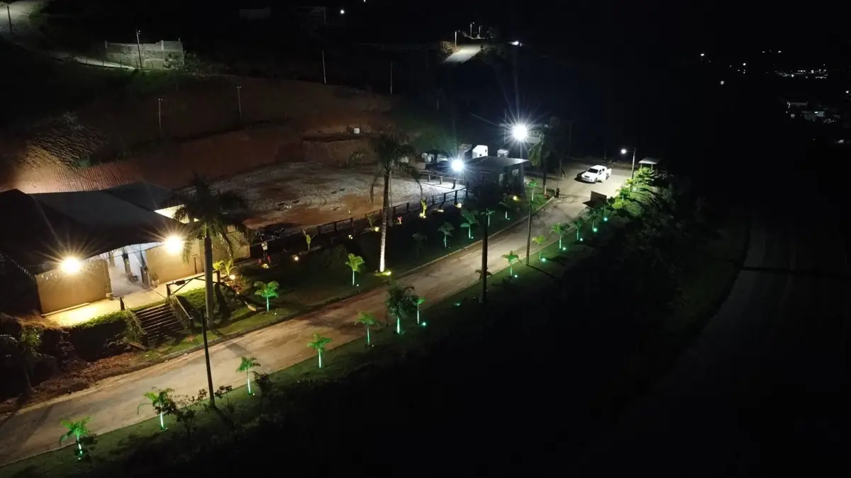 Haras El Shaddai iluminado à noite